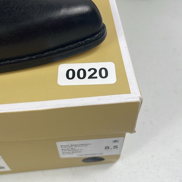 MICHAEL KORS
Women's Kinlee Leather Studded Pull-On Chelsea Booties Sz 8.5 - Picture 11 of 12